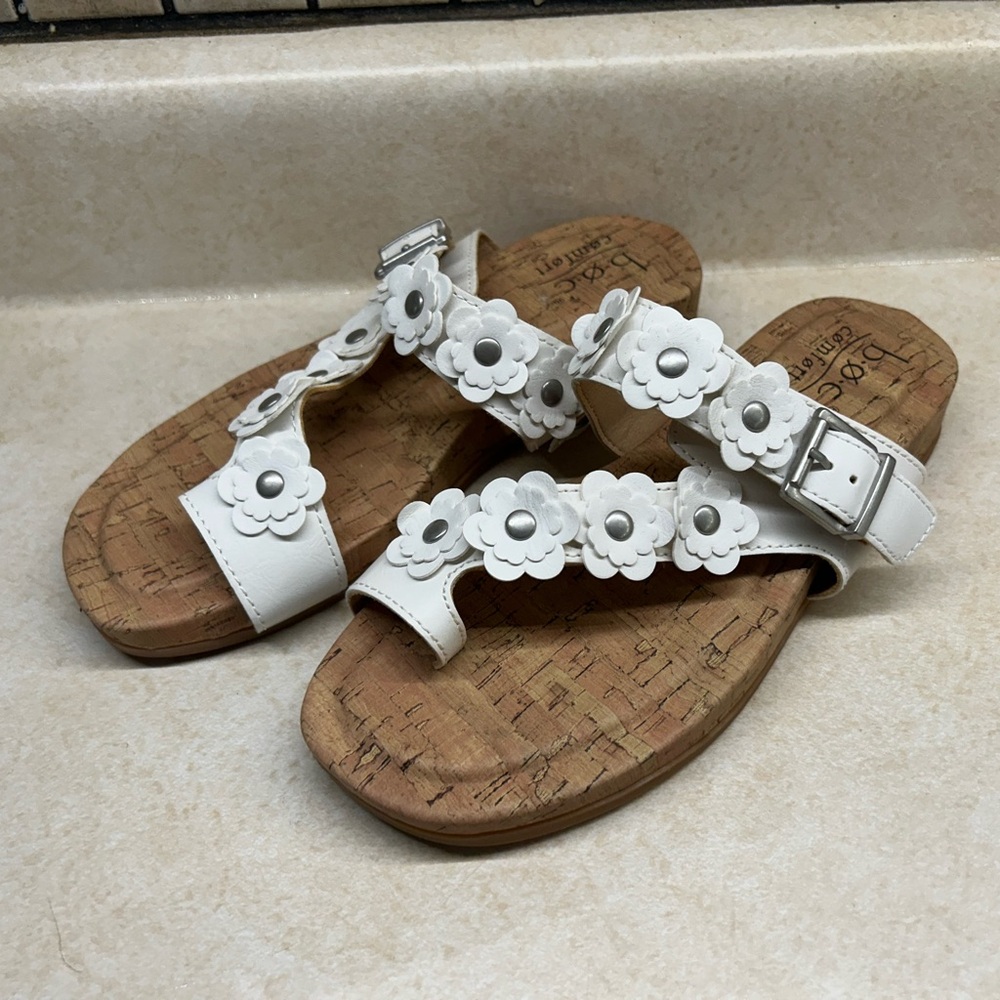B.O.C.Comfort Sandals Womens Sz 7M White,Flower Estrap,Cork WedgeThong Slip On